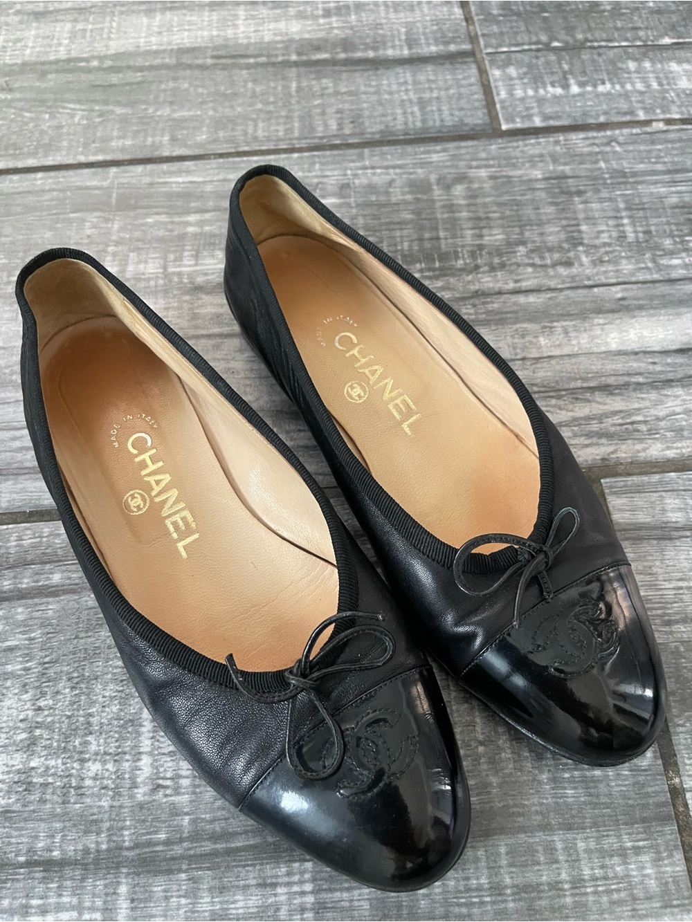 CHANEL Black Leather Cap-Toe CC Logo Ballet Flats - Picture 2 of 13